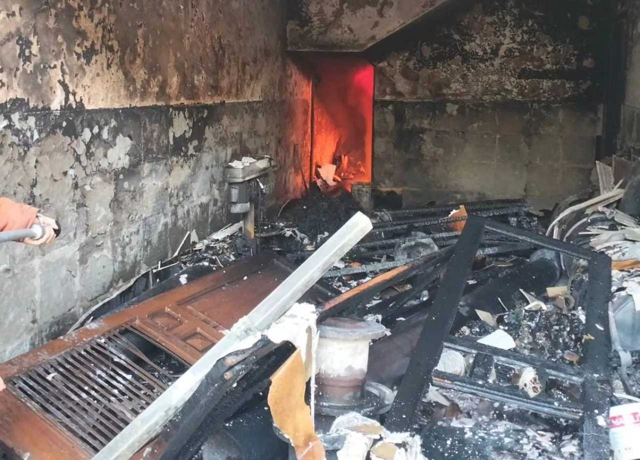 Percikan Api Menyambar Tiner, Gudang di Surabaya Terbakar, 2 Orang Jadi Korban