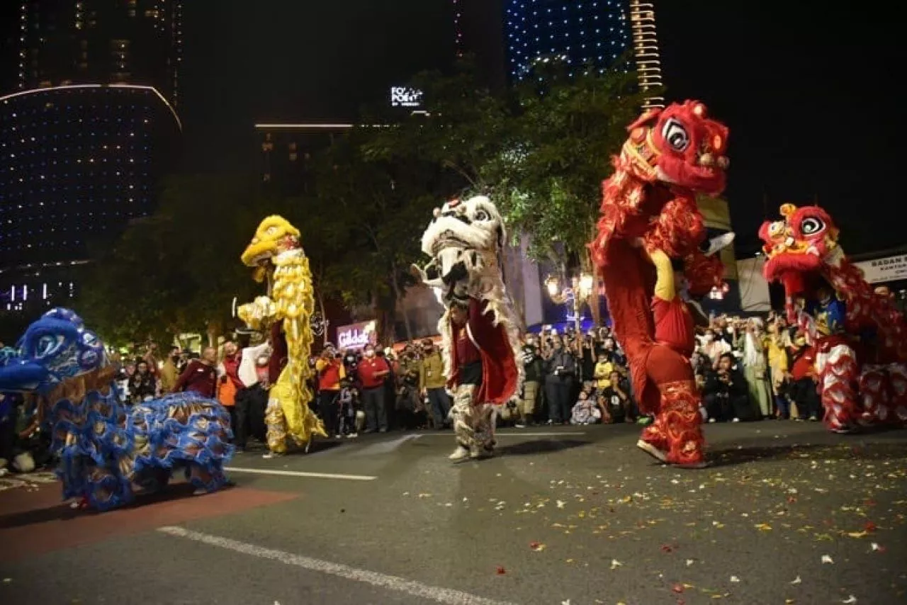Sambut Imlek, Pemkot Surabaya Gelar Pertunjukan Barongsai di Alun-alun Surabaya