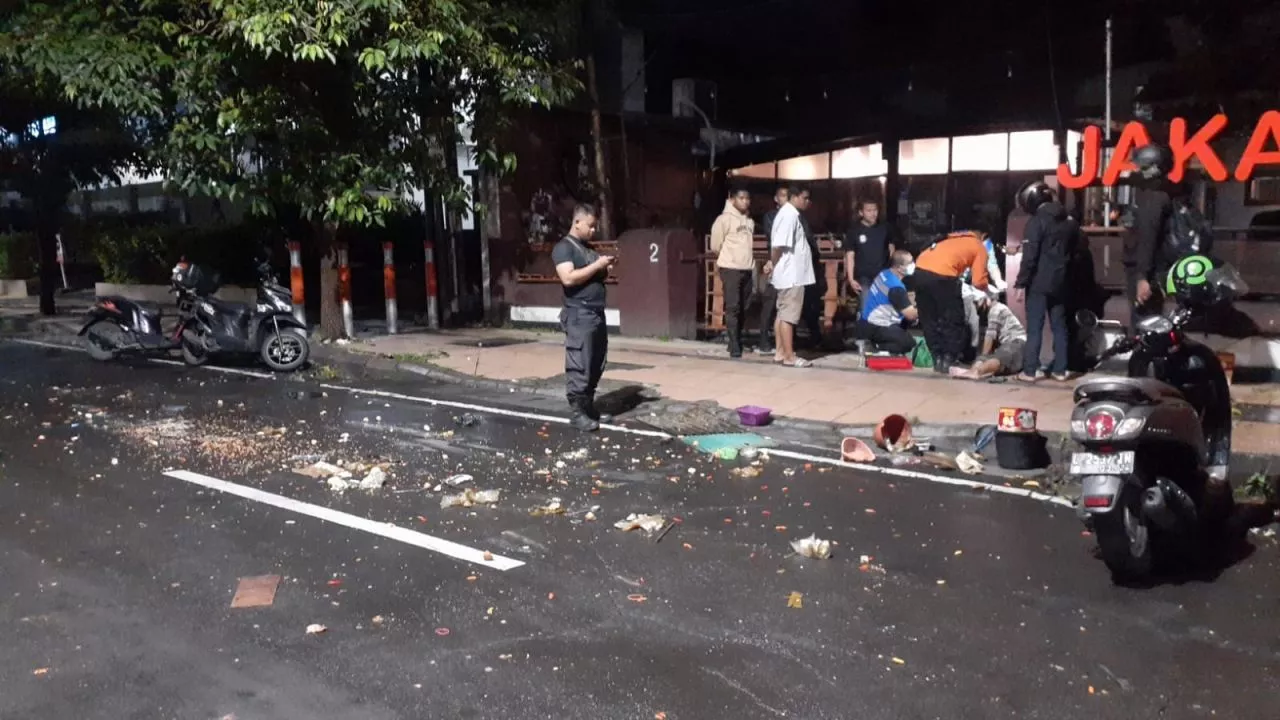 Diduga Mabuk, Anggota Polisi Tabrak Pedagang Tahu Tek di Surabaya