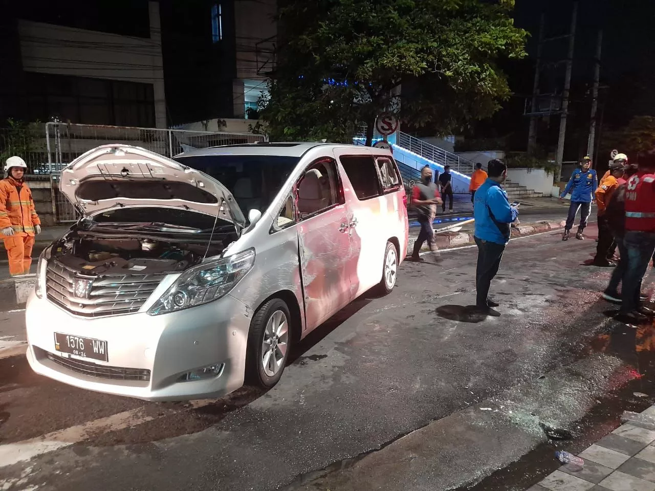 Kecelakaan Tunggal di Surabaya, Toyota Alphard Terguling di Jalan Ciliwung