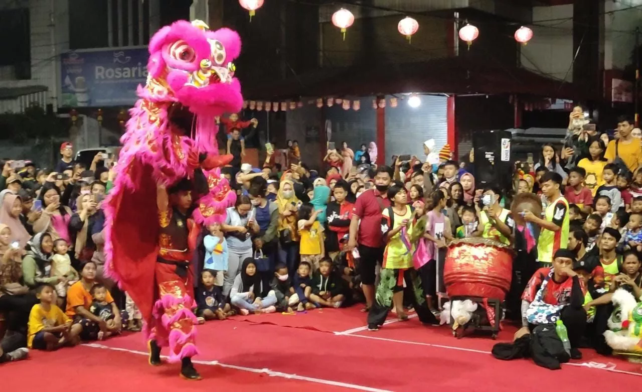 Rayakan Imlek, Warga Surabaya Nikmati Pertunjukan Barongsai di Kya-Kya