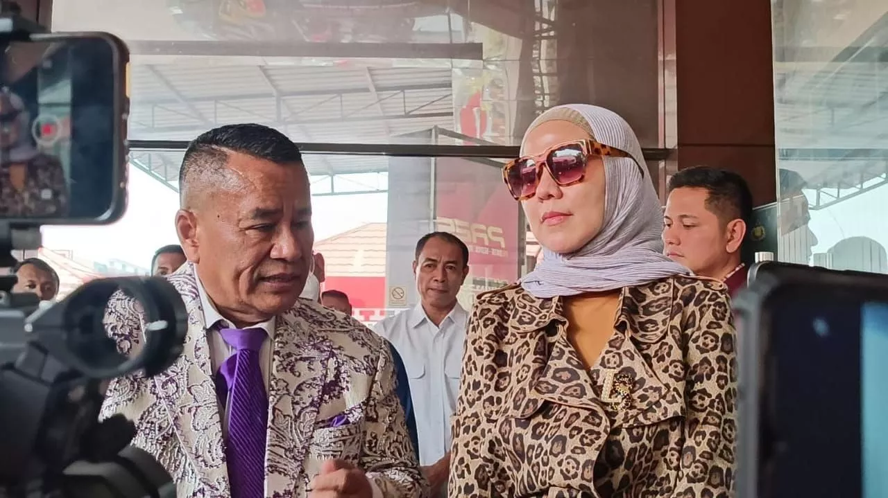 Kembali Datangi Polda Jatim Bareng Hotman Paris, Venna Melinda Curhat Soal Ferry