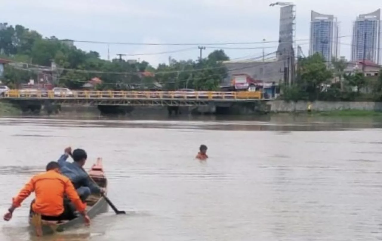 Diduga Depresi, Pria di Surabaya Nekat Ceburkan Diri ke Rolak Gunungsari