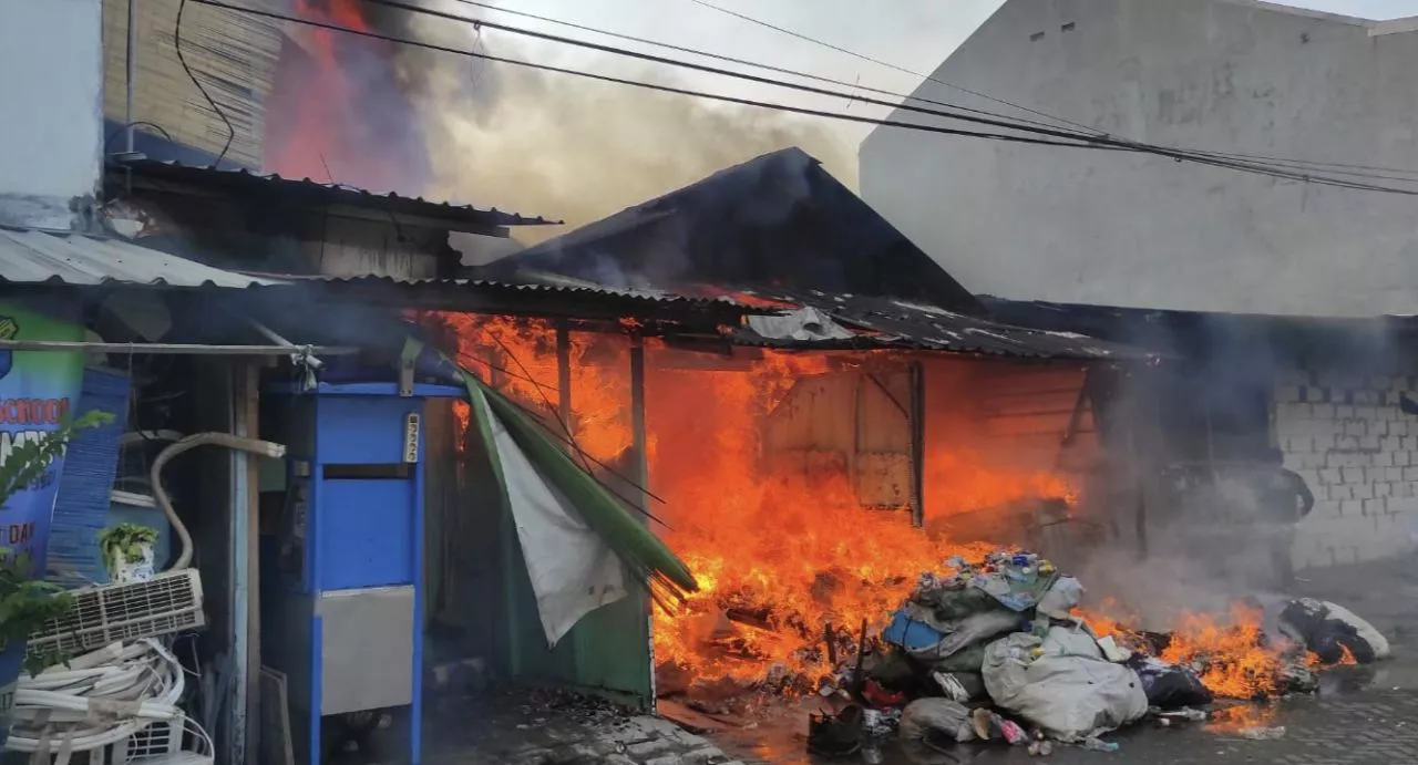 Akibat Ngecas HP di Kasur, Rumah di Surabaya Ludes Terbakar