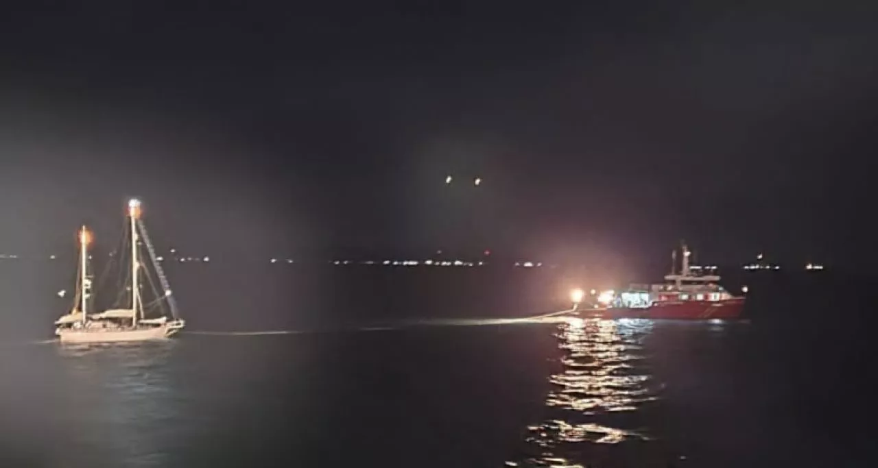 Terombang-ambing di Laut, Kapal Yatch Berbendera Finlandia Ditarik ke Madura