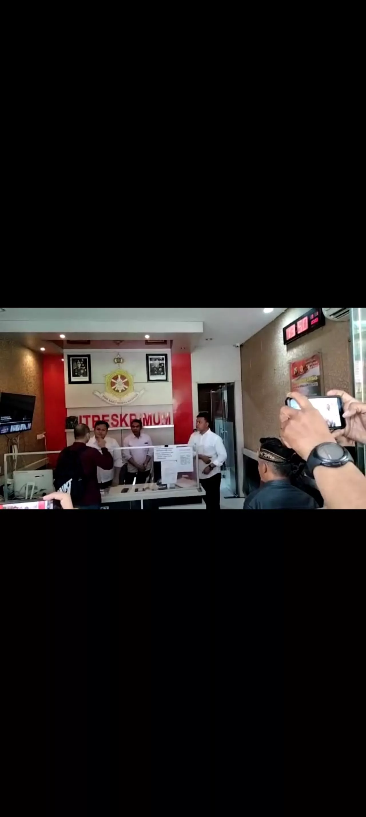 Dilaporkan Istrinya Soal KDRT, Artis Ferry Irawan Datangi Polda Jatim