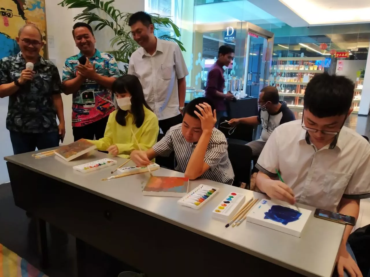 Seniman Berkebutuhan Khusus Pamerkan Karya Lukisnya di Artotel Surabaya
