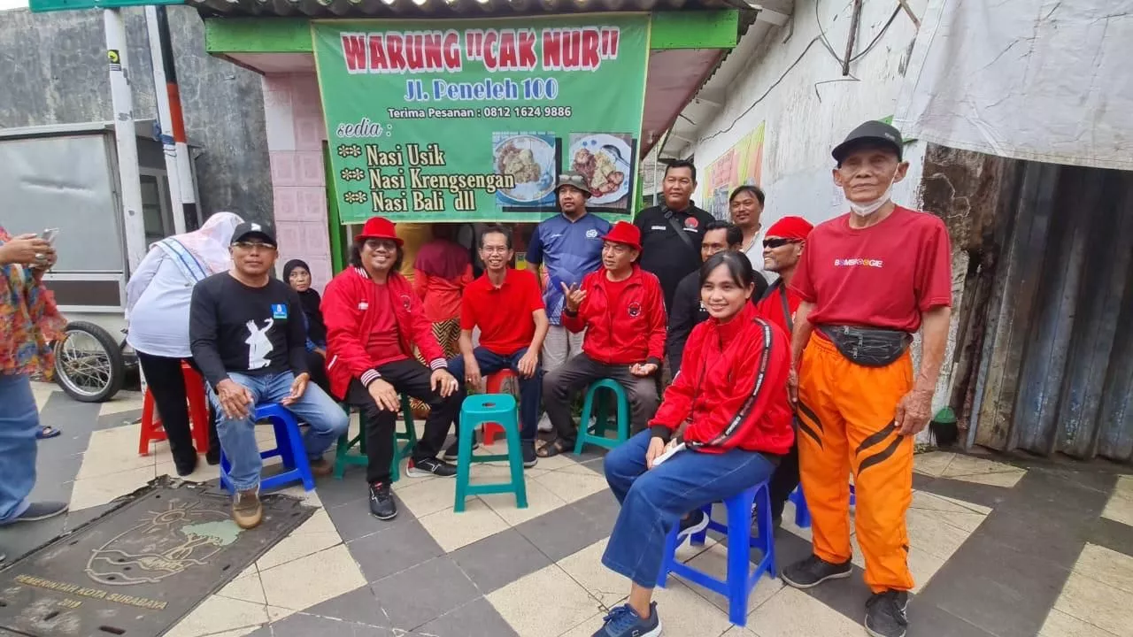 Blusukan ke Kampung Soekarno, Kader PDIP Surabaya Nikmati Kuliner Nasi Usik