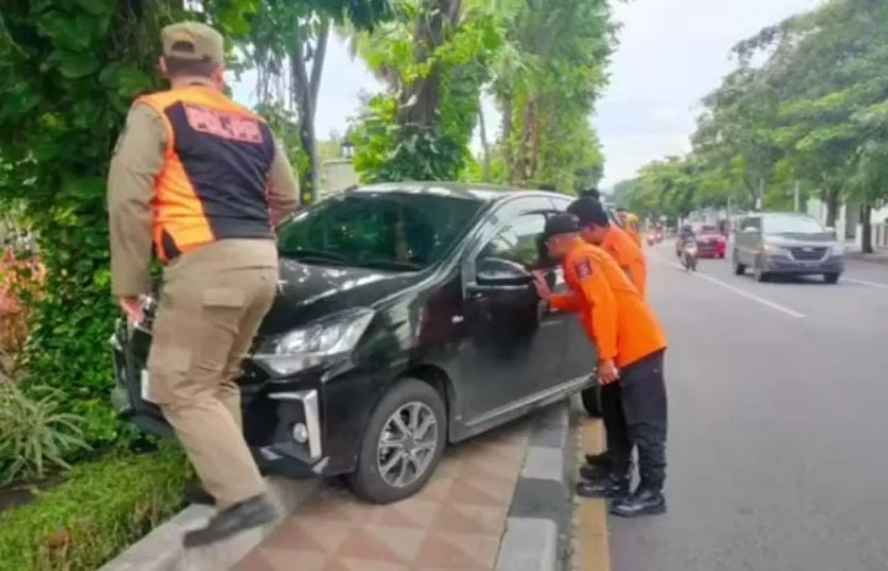 Wanita Paruh Baya Meninggal saat Menyetir Mobil di Jalan Diponegoro Surabaya