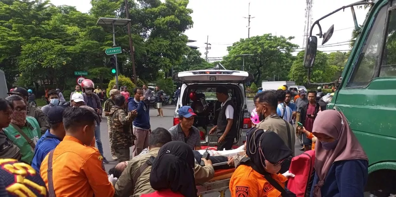 Rem Blong, Truk Kontainer di Surabaya Tabrak hingga Lindas Pengendara Motor
