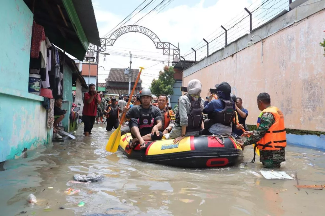 Kemensos Salurkan Bantuan untuk Warga Terdampak Banjir di Solo dan Sukoharjo