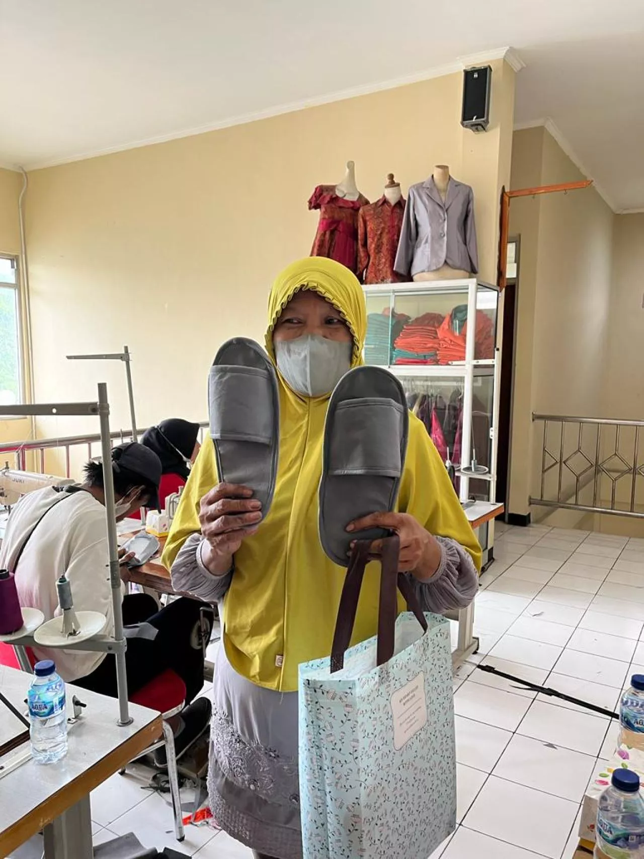 Diberdayakan Kemensos, Kerajinan Sandal Warga Kampung Bedeng Bisa Masuk ke Hotel