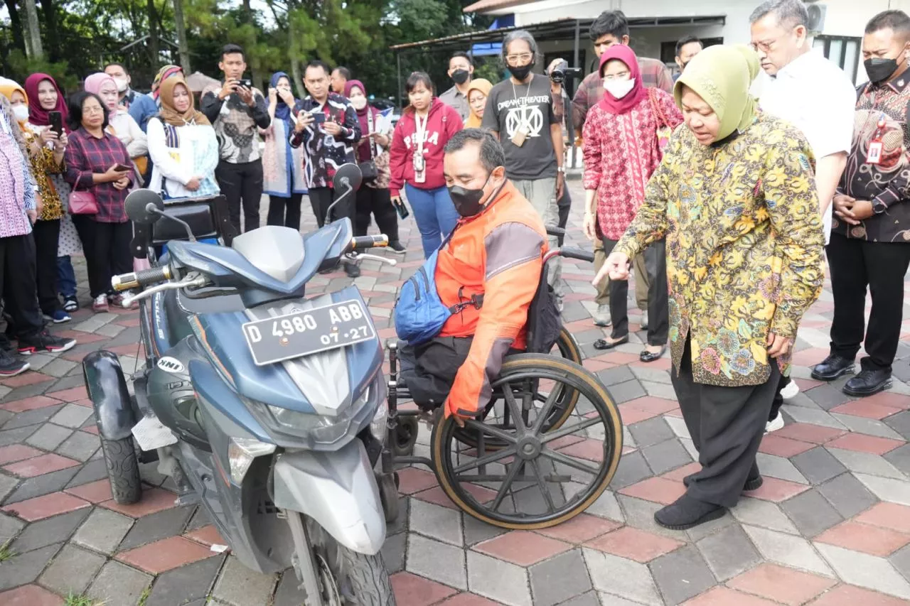 Serahkan Bantuan untuk Kelompok Rentan di Bandung, Mensos Risma Pastikan Kemudahan Prosedur