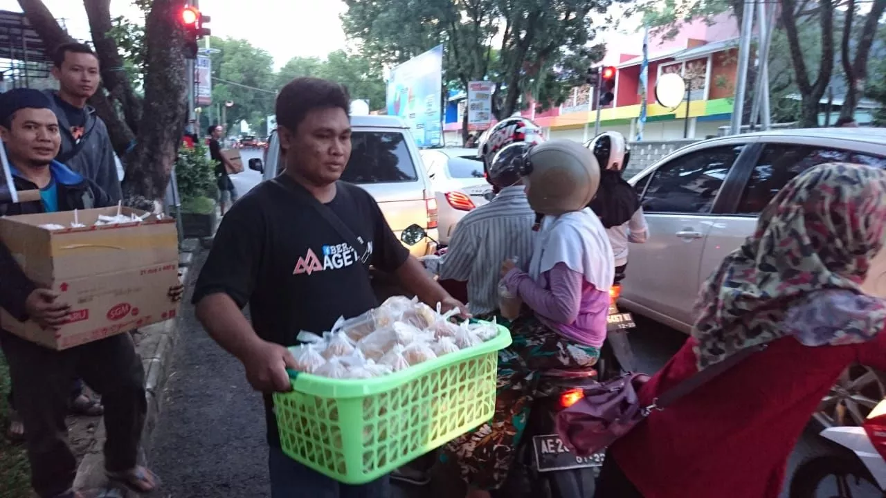 Awas! Pemkot Surabaya Larang Jual atau Bagi Takjil Pakai Tas Plastik, Ini Sanksinya