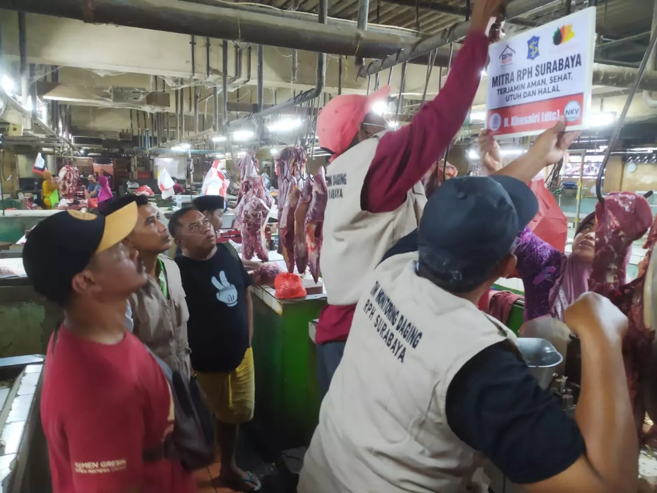 Jaga Kualitas Daging ke Konsumen, RPH Surabaya Bagikan Papan Mitra di Pasar