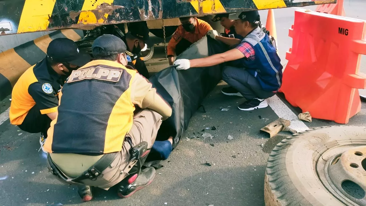 Diduga Mabuk, Pengendara Motor ini Tewas Tabrak Truk di Tol Suramadu