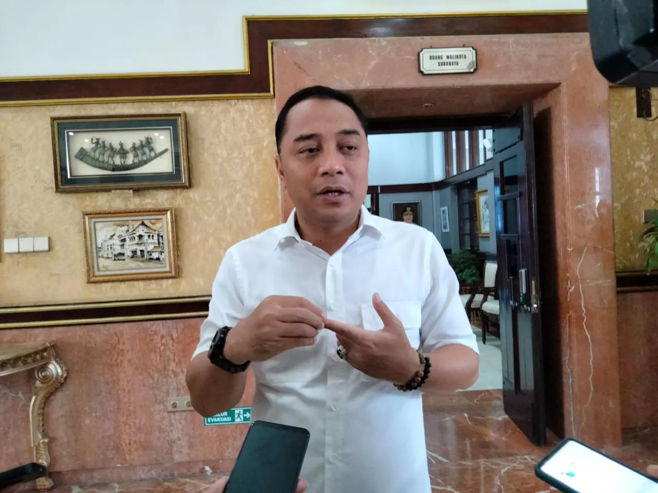 Minta Pejabat Pemkot Jangan Bergaya Hidup Mewah, Wali Kota Eri: Aku Loh Pakai Sepatu UMKM