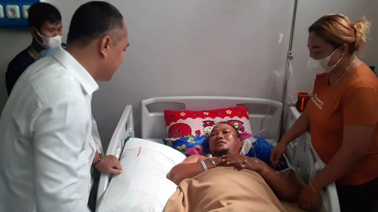 Jenguk Petugas Satpol PP Korban Tabrak Pemotor Mabuk, Wali Kota Surabaya Minta Proses Hukum Lanjut