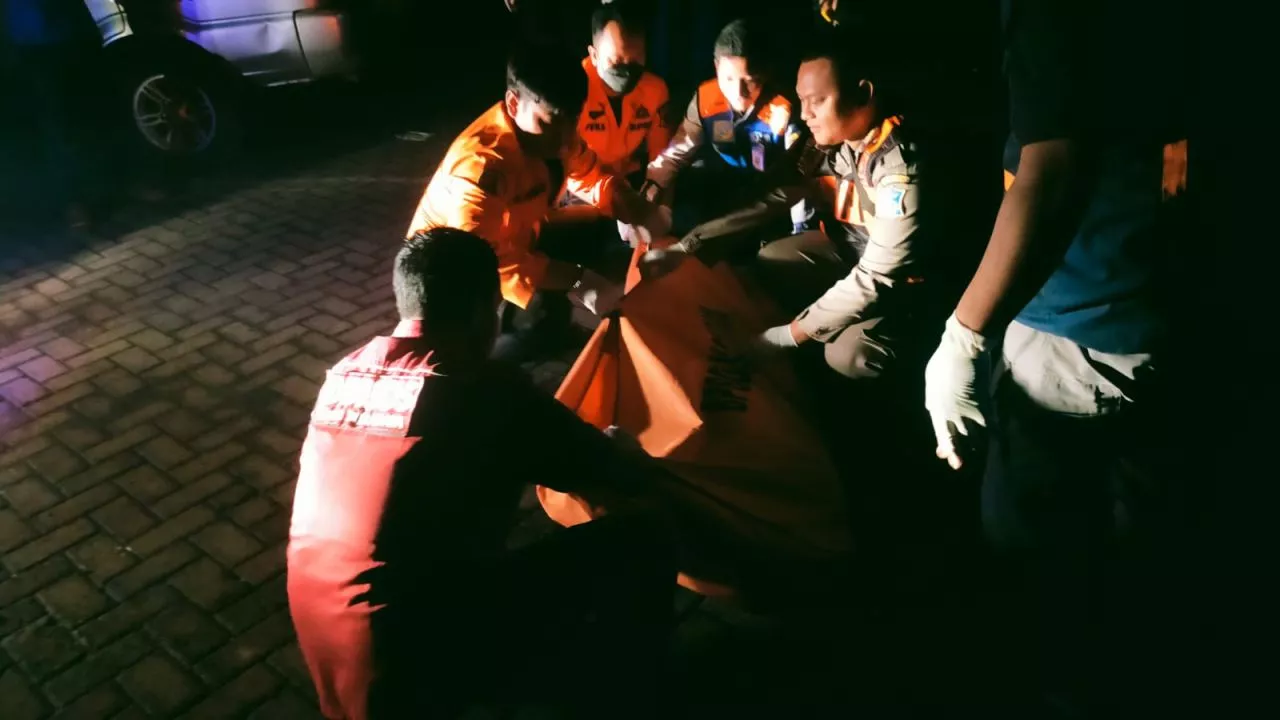 Diduga Ngantuk, Biker di Surabaya Tewas Terlindas Truk