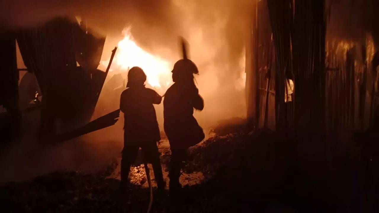 Gudang Rongsokan di Surabaya Terbakar, Satu Petugas Damkar Alami Kecelakan Kerja