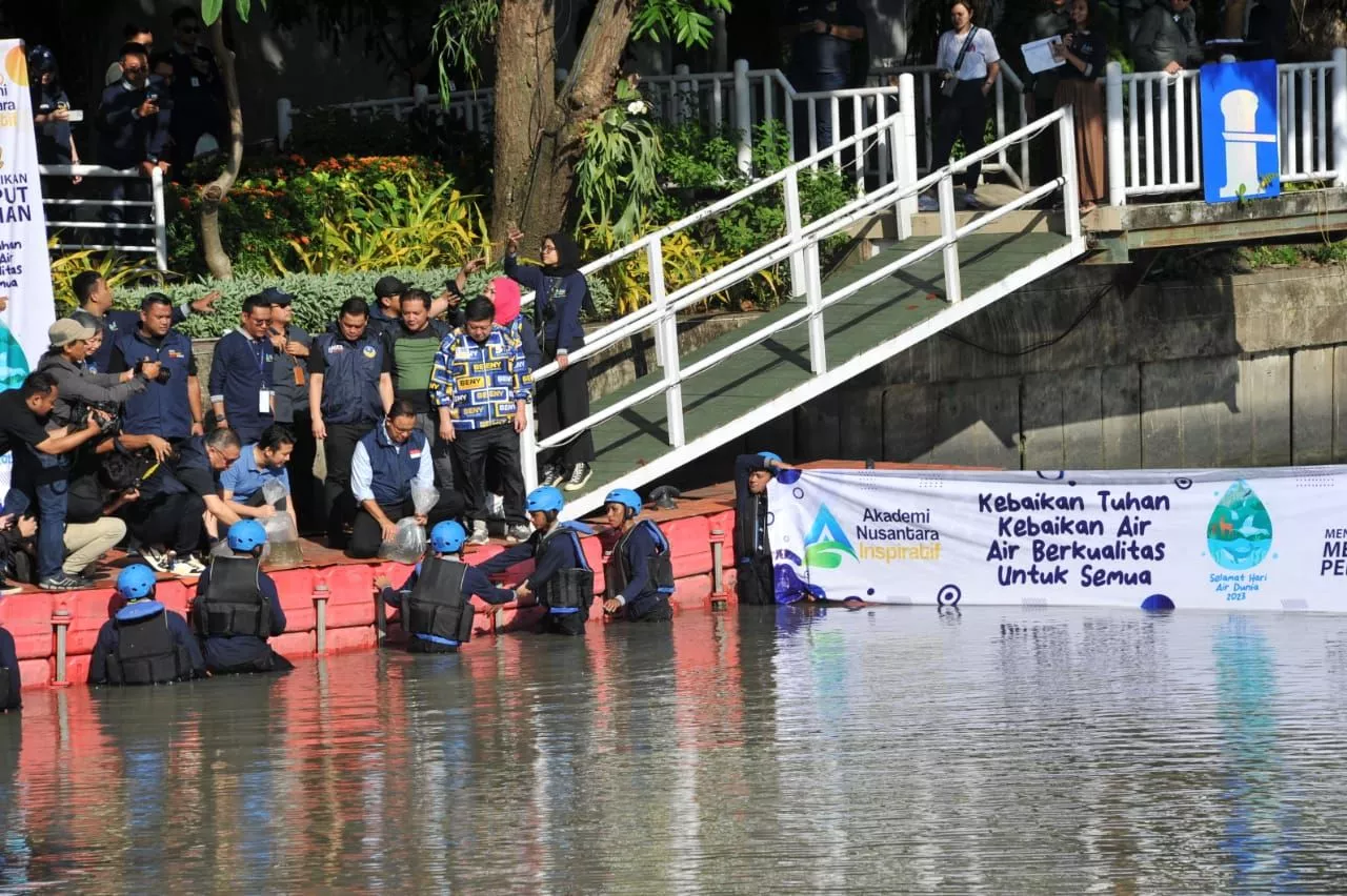 Peringati Hari Air, Anies Baswedan Lepas 5 Ribu Ikan di Sungai Kalimas Surabaya