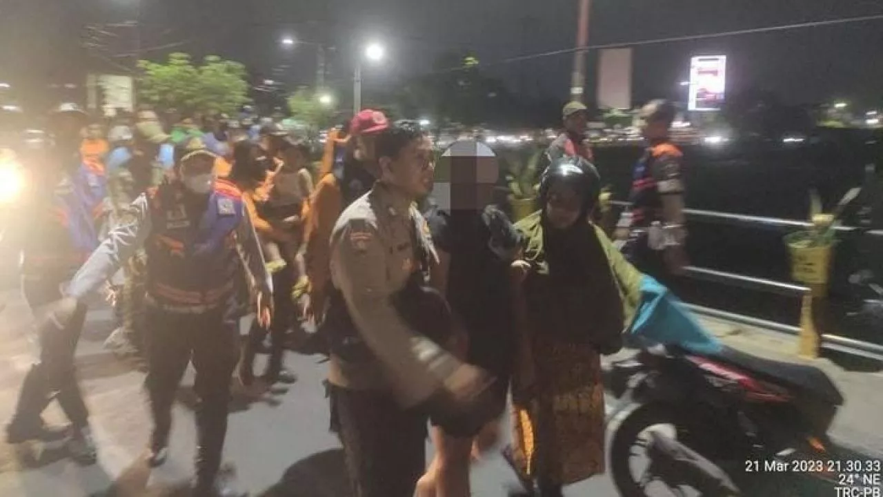 Wanita di Surabaya Hampir Nekat Menceburkan diri ke Sungai dengan Menggendong Anaknya, Ini Penyebabnya