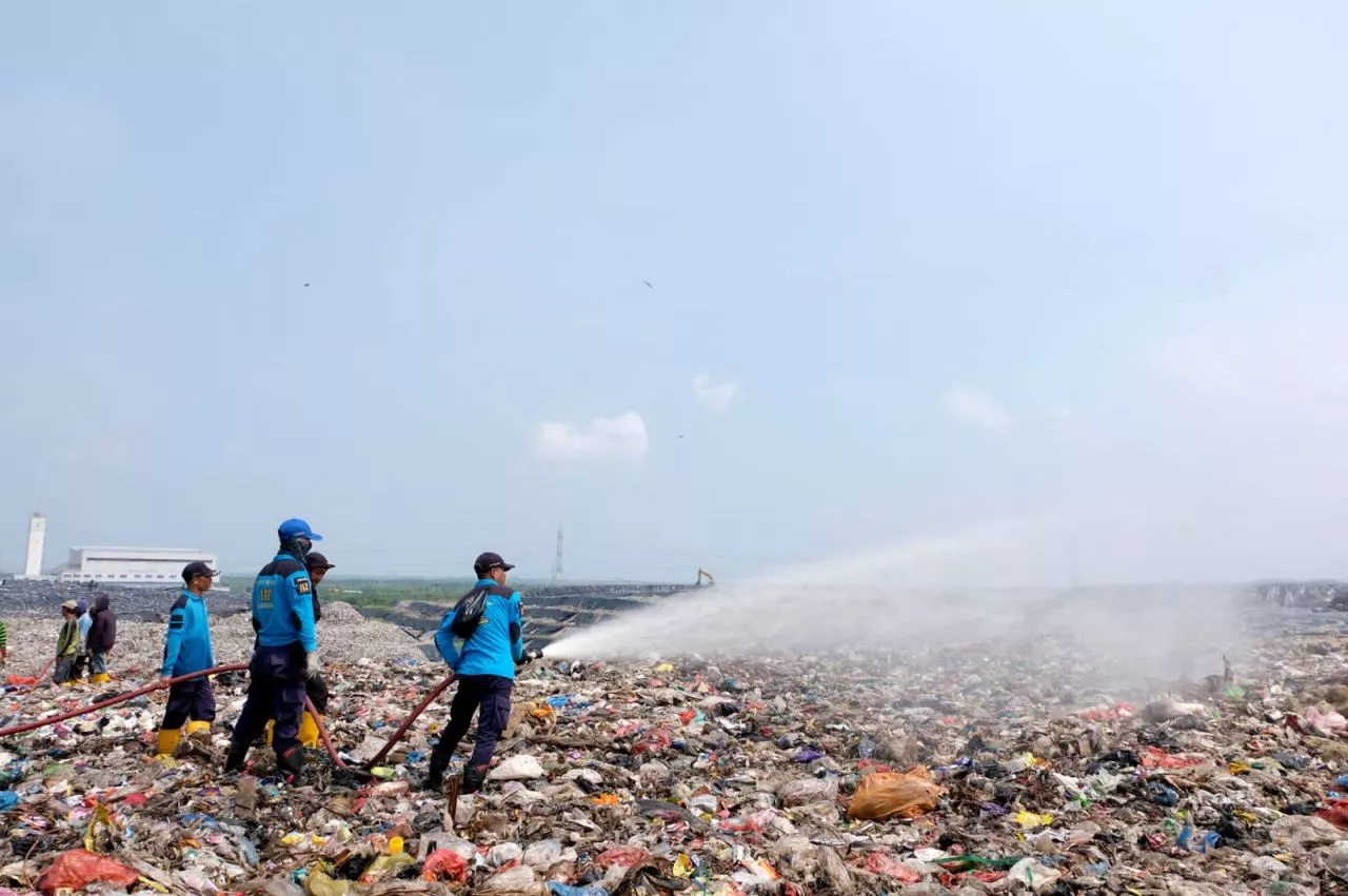 Cegah Bau Sampah Masuk Stadion GBT DLH Surabaya Semprot TPA Benowo dengan Larutan Organik
