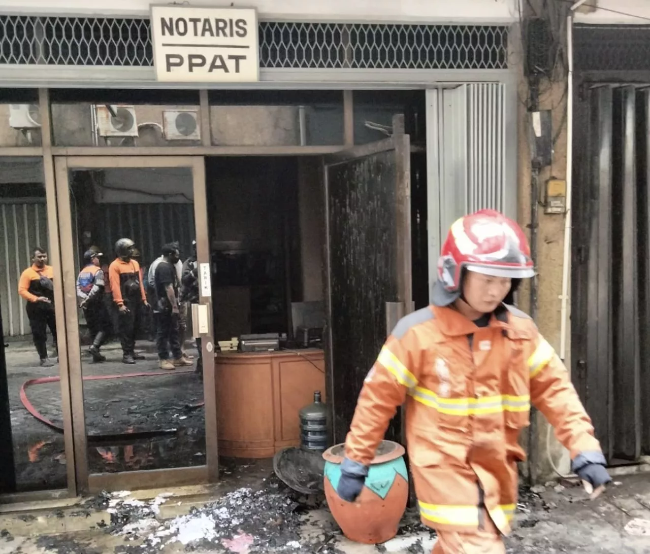 Kantor Notaris di Surabaya Terbakar, Barang-barang Hangus Dilalap Si Jago Merah