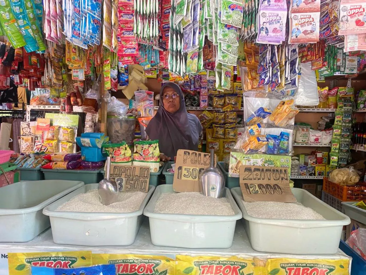 Beras Bulog di Surabaya Langka, Warga dan Pedagang Kelimpungan