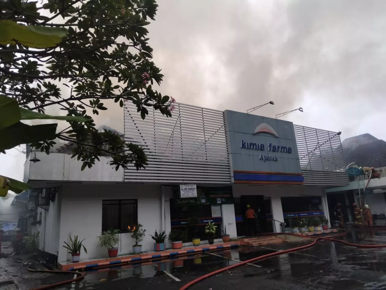 Karyawan Panik, Kebakaran Apotek Kimia Farma Terjadi saat Mati Lampu