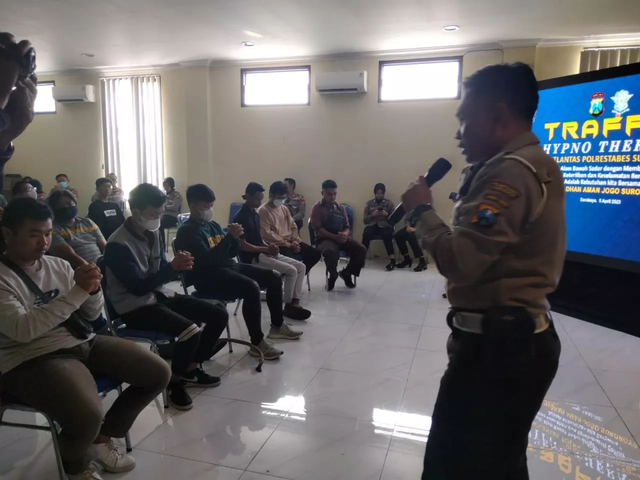 Hipnoterapi Pelanggar Lalu Lintas, Kebijakan Baru Polrestabes Surabaya Ciptakan Ketertiban di Jalan