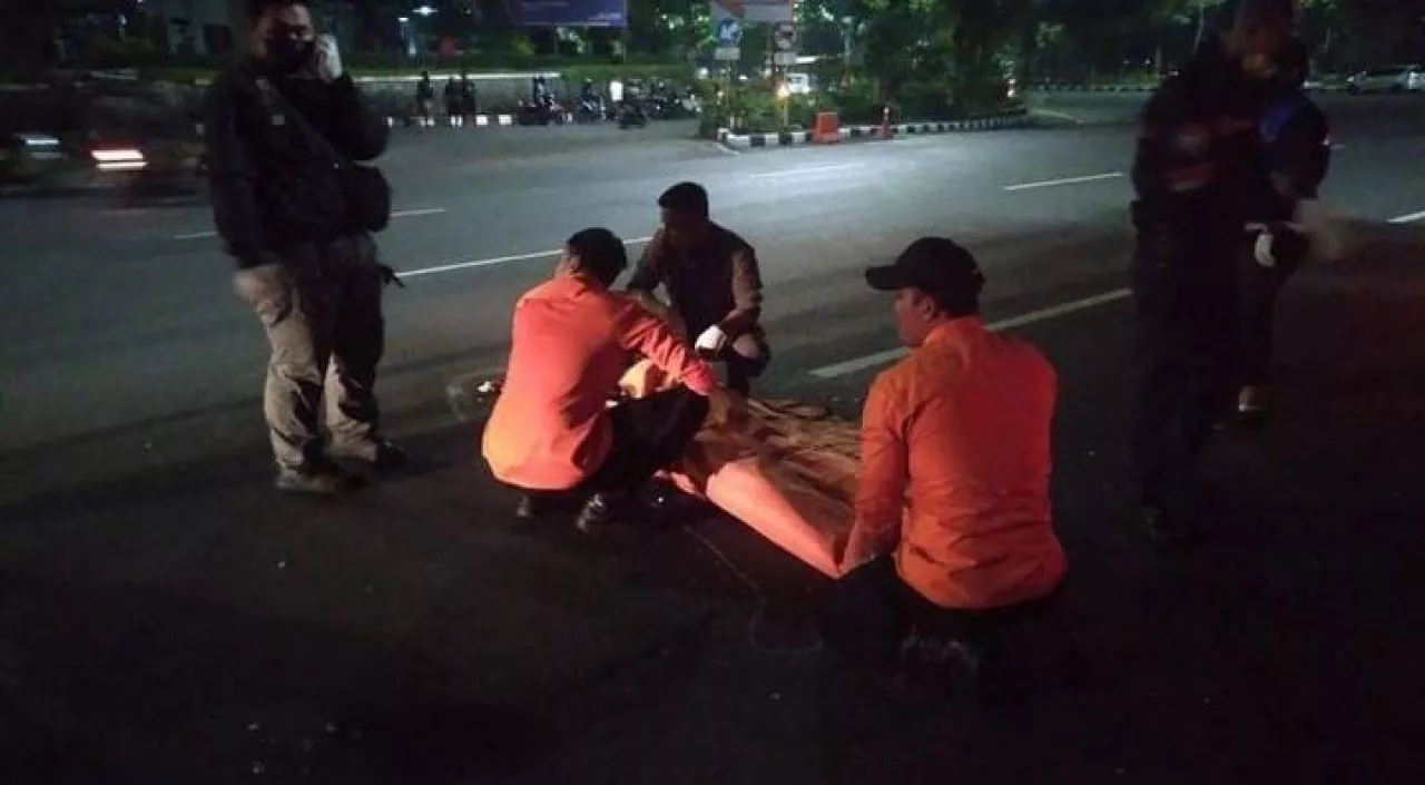Akibat Lawan Arus, Biker di Surabaya ini Tewas Tabrakan dengan Mobil