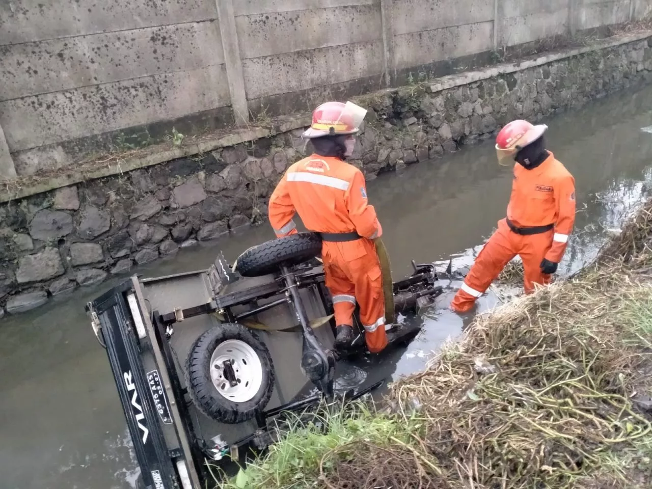 Hindari Mobil, Motor Roda Tiga di Surabaya Tercebur ke Sungai