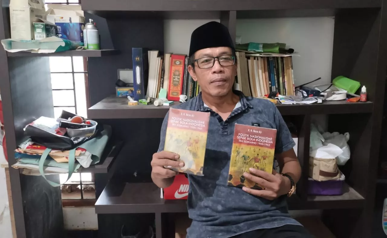 Aktivis Surabaya Kirim Buku ke Ade Armando yang Sebut Penolakan Timnas Israel Klenik Wangsit Bung Karno