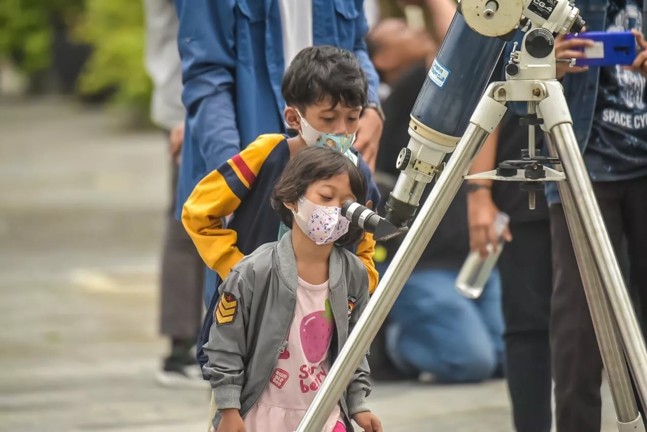 Fenomena Alam Langka, Surabaya Astronomy Club Gerhana Matahari Hibrida di Balai Kota