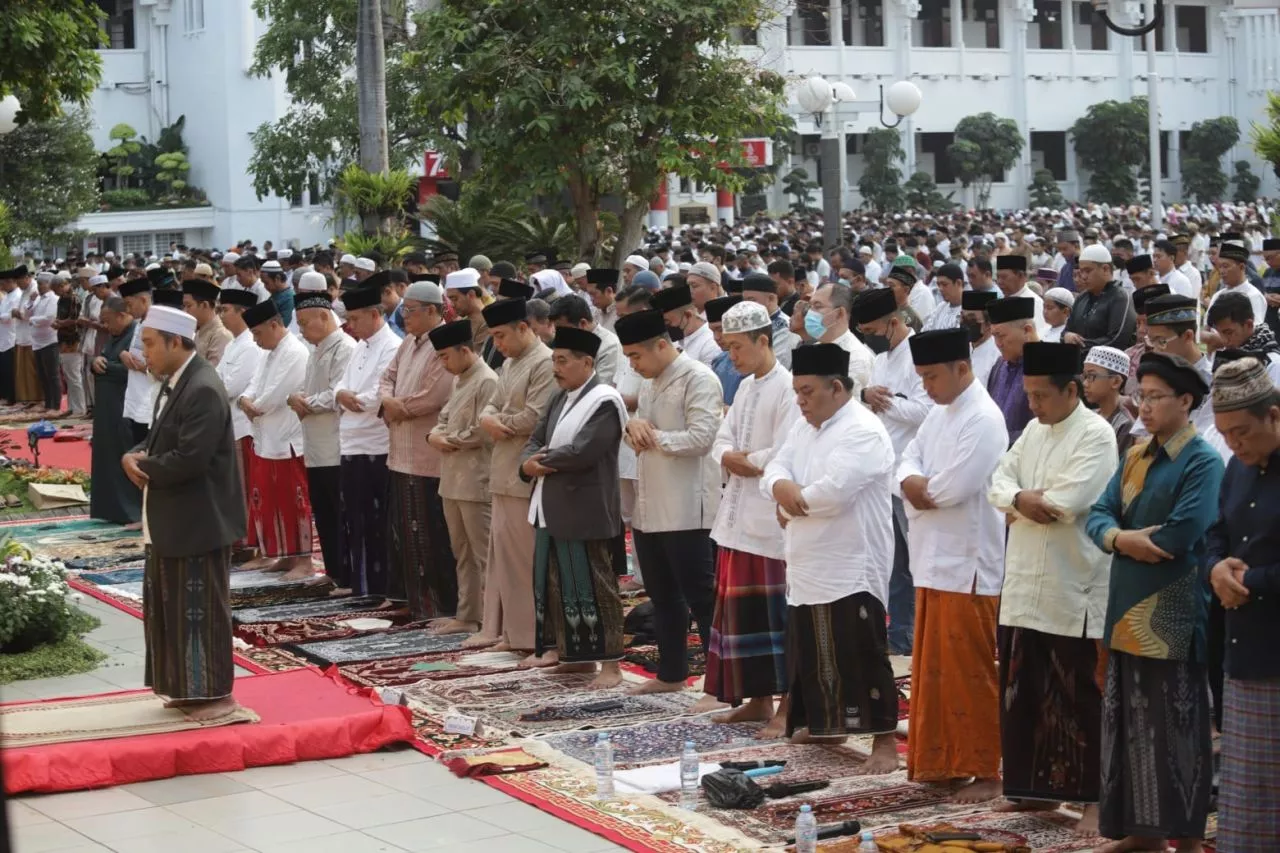 Salat Idul Fitri di Balai Kota, Wali Kota Eri: Waktunya Bangkit Ciptakan Kesejahteraan di Surabaya