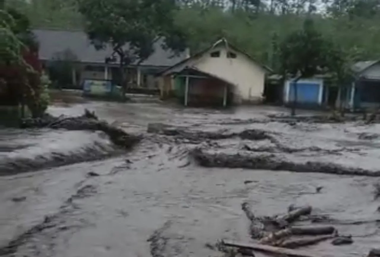 Akses Dua Desa di Bondowoso Terputus Akibat Banjir dan Longsor