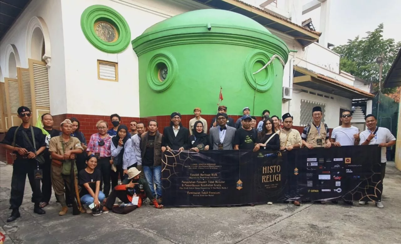 Gandeng Komunitas Begandring, Forum Hotel dan Media Bersama Pelindo III Gelar Bagi Takjil Sambil Wisata Sejarah