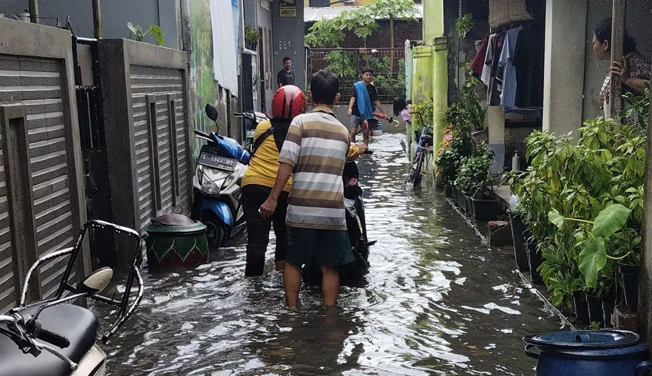 Surabaya Banjir Lagi, Warga: Masa Rumah Saya Harus Ditinggikan 2 Meter