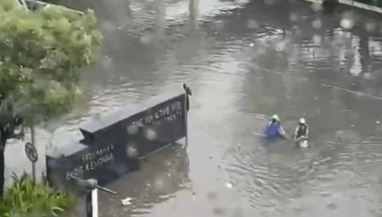 Begini Kondisi Banjir di Jalan Mayjen Sungkono Surabaya