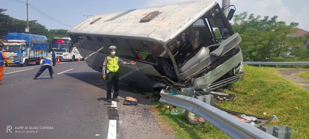 Bus Terguling di Tol Waru Timpa Toyota Calya, Satu Orang Terluka
