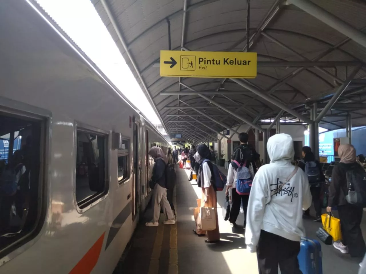 27 Ribu Orang Tercatat Naik Kereta Api Pada Puncak Arus Balik 2023 di Surabaya