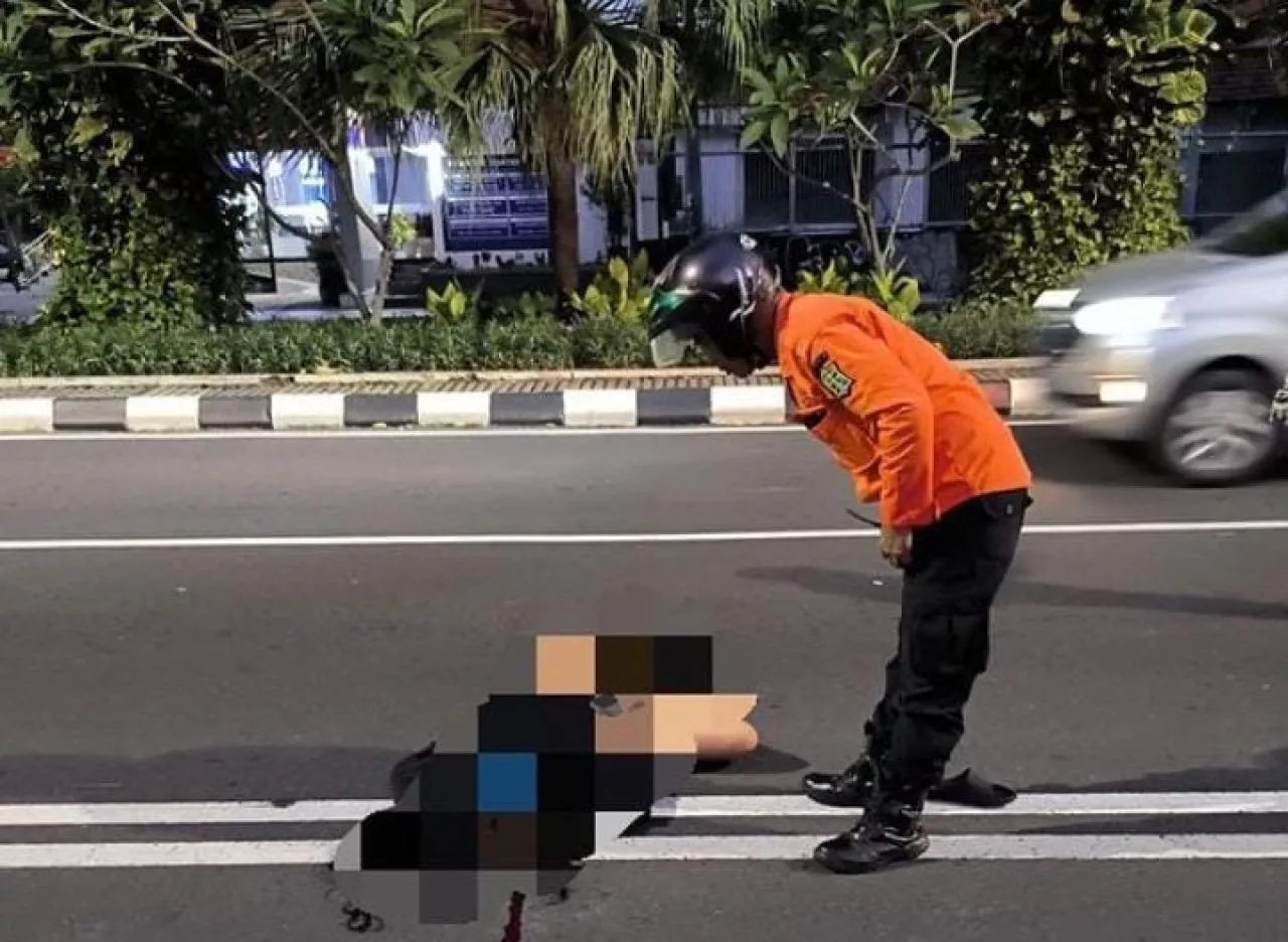 Penumpang Wanita Tewas Usai Kecelakaan Tunggal di Jalan Raya Darmo Surabaya