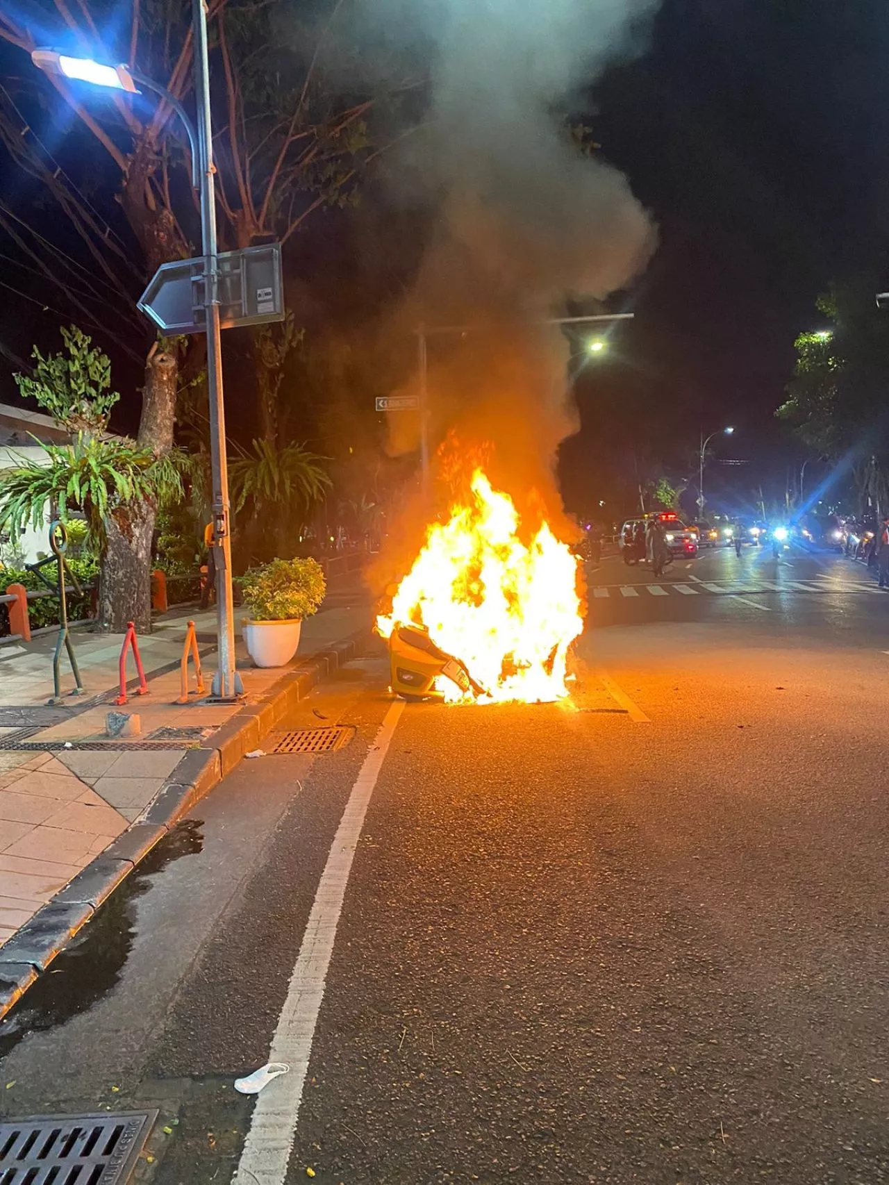 Diduga Konsleting listrik, Mobil Brio Kuning Kebakaran di Jalan Genteng Kali Surabaya