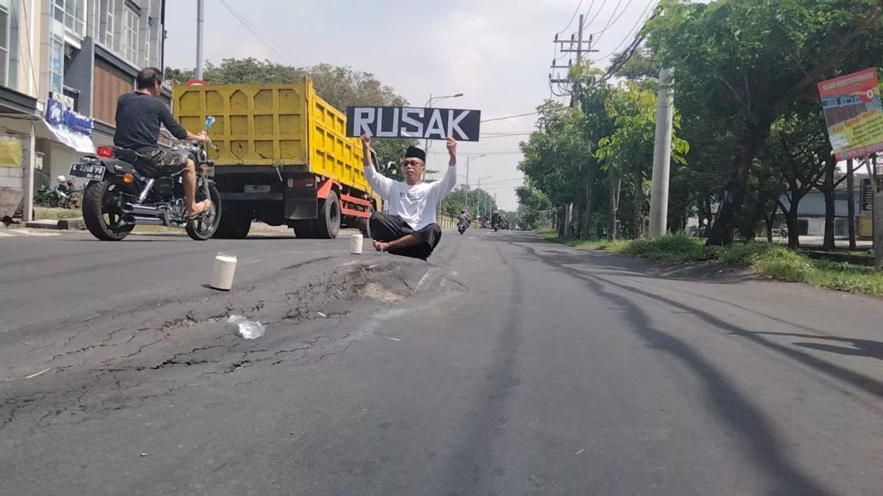 Protes Teatrikal Warga Wiyung Jalanan Rusak: Ini Surabaya Bukan Lampung