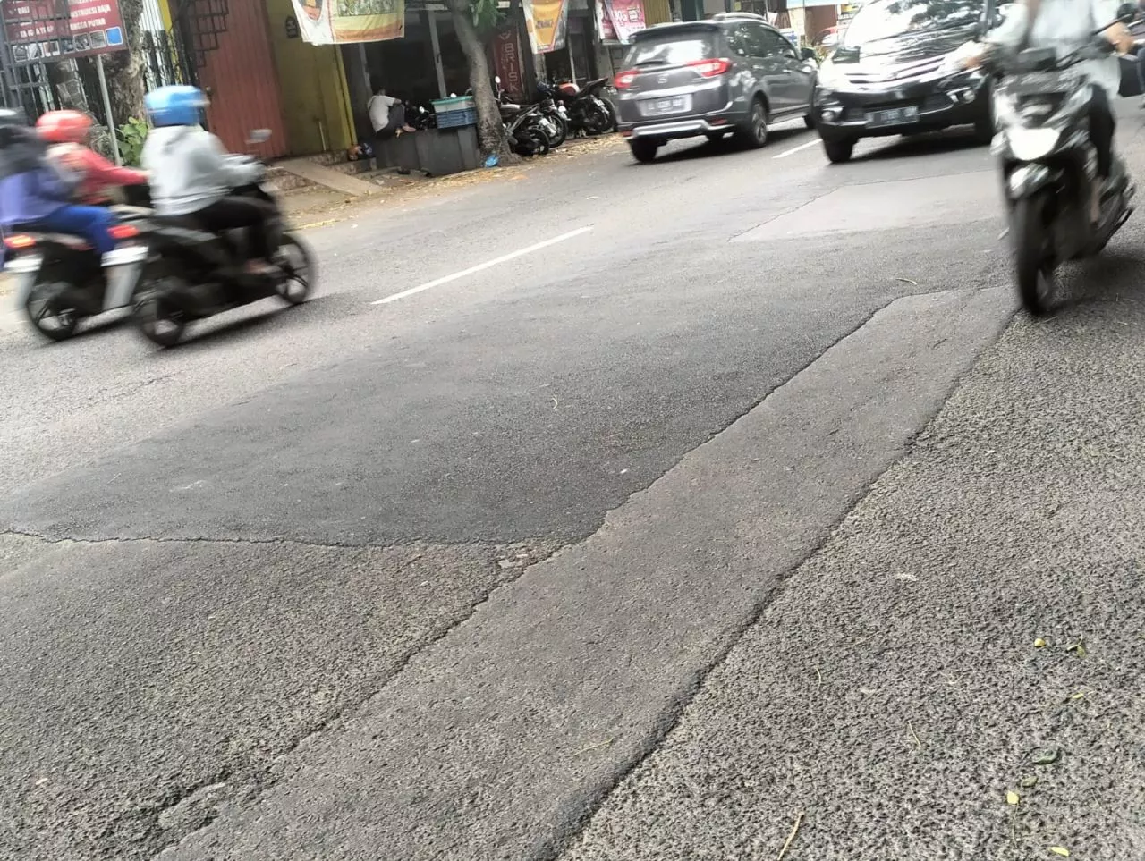 Warga Sambat dan Bandingkan Kondisi Jalan Surabaya dengan Kota Lain: Surabaya Kok Gini