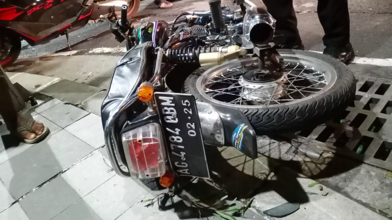 Ngebut, Pengendara Motor di Surabaya Tabrak Tiang PJU, Satu Korban Tewas dan Satu Kritis