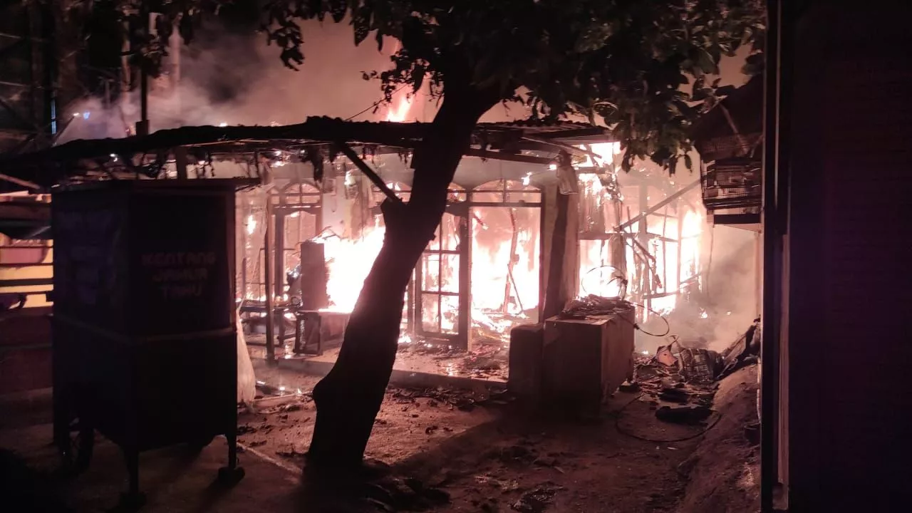 Diduga Konsleting Listrik, Tiga Rumah di Kenjeran Hangus Tebakar