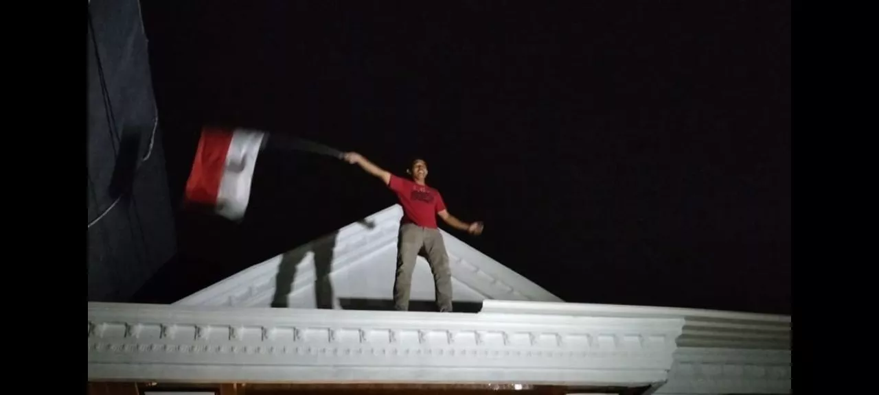 Indonesia Menang, Ayah Kapten Timnas Rizky Ridho, Kibarkan Bendera di Atap Rumah