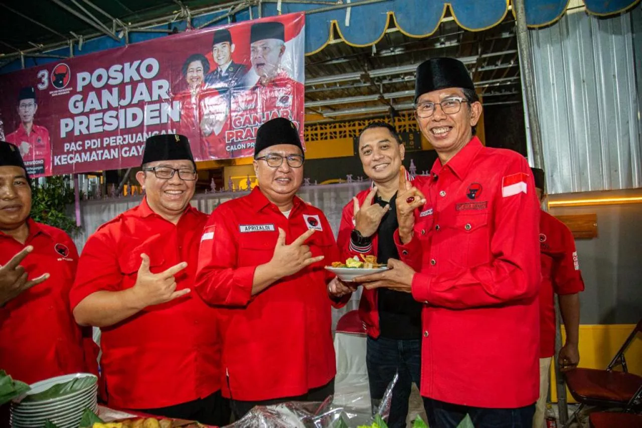 Wali Kota Eri Hadiri Peresmian Posko Pemenangan Ganjar Presiden di Gayungan